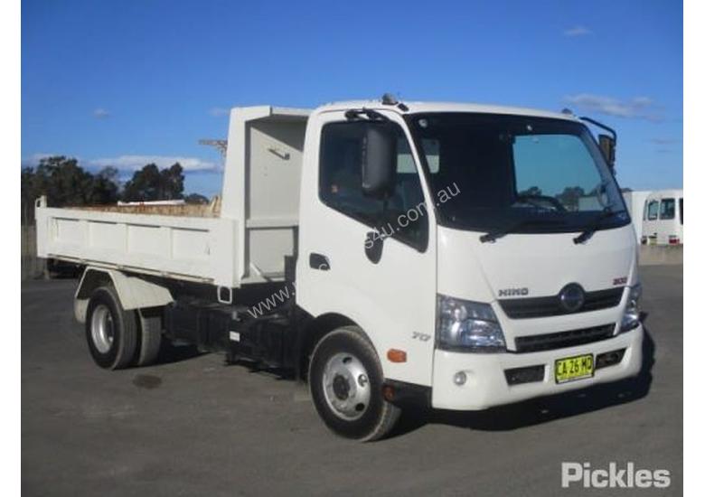 caption 2014 Hino 300 717