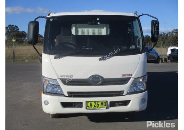 caption 2014 Hino 300 717