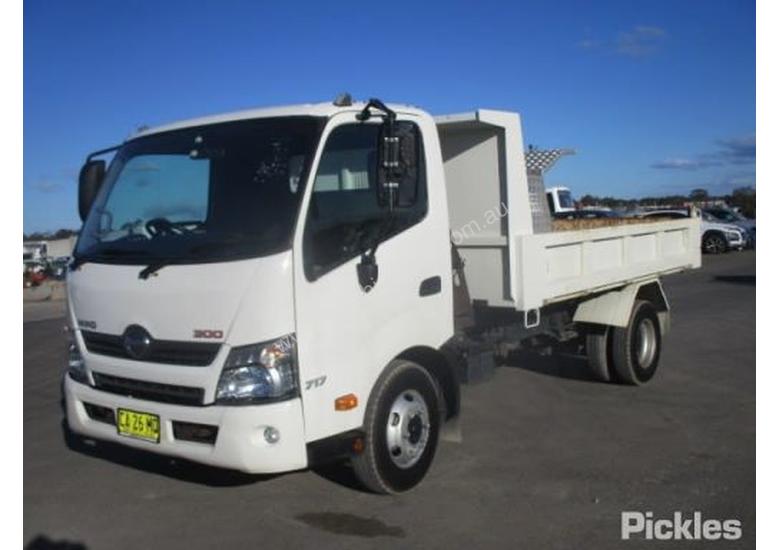 caption 2014 Hino 300 717