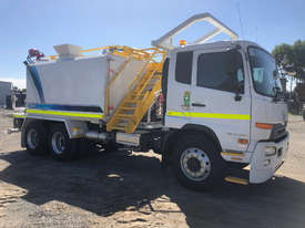 UD PW24280 Water truck Truck - picture1' - Click to enlarge