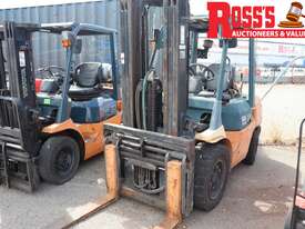 2000 Toyota 02-7FGJ35 Forklift - picture2' - Click to enlarge