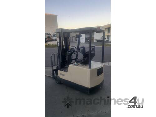 Crown Container entry Electric forklift 4830mm lift height only $7500+Gst