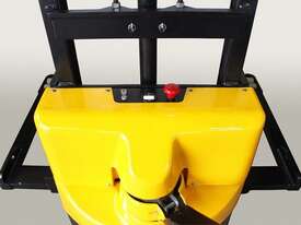 Brand New Battery Electric Straddle Leg Stacker - picture1' - Click to enlarge