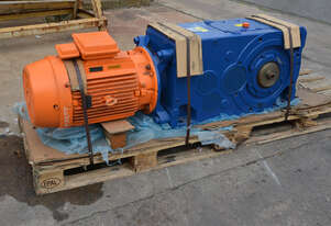 ROSSI GEARBOX MRC21 250 U02A 120mm shaft + 4 POLE 30kW WEG MOTOR ROSSI GEARBOX MRC21 250 U02A 120mm shaft + 4 POLE 30kW WEG MOTOR