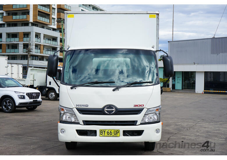 caption 2014 Hino 300 616 MWB - Pantech