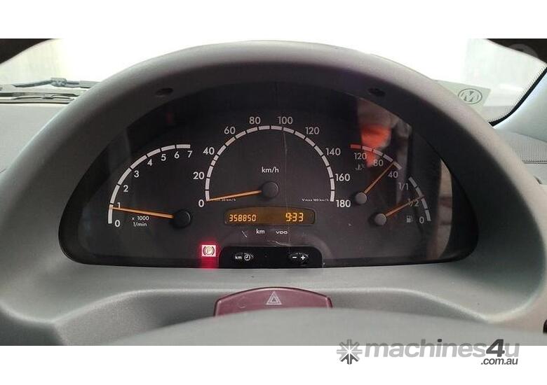 caption Mercedes-Benz Sprinter 413