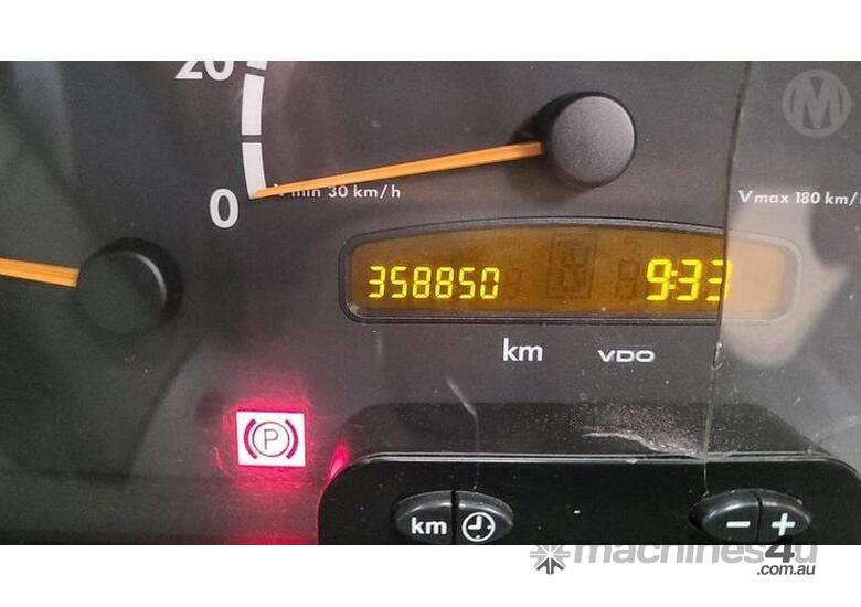 caption Mercedes-Benz Sprinter 413