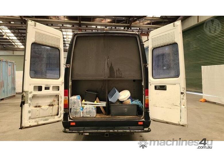 caption Mercedes-Benz Sprinter 413