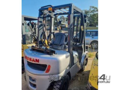 Nissan 3 Tonne LPG Forklift with Container Mast