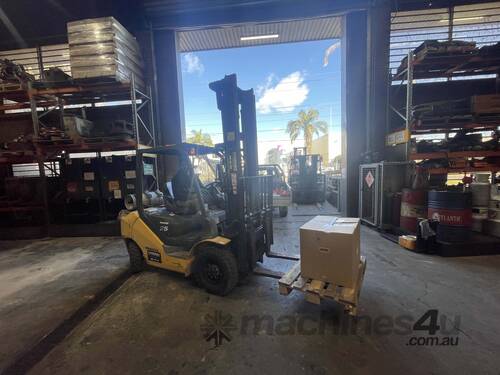 2.5 Tonne Komatsu Forklift with Fork Positioner For Sale