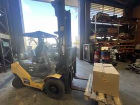 2.5 Tonne Komatsu Forklift with Fork Positioner For Sale - picture1' - Click to enlarge