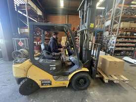 2.5 Tonne Komatsu Forklift with Fork Positioner For Sale - picture2' - Click to enlarge