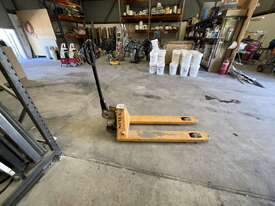 Pallet Jack - picture0' - Click to enlarge