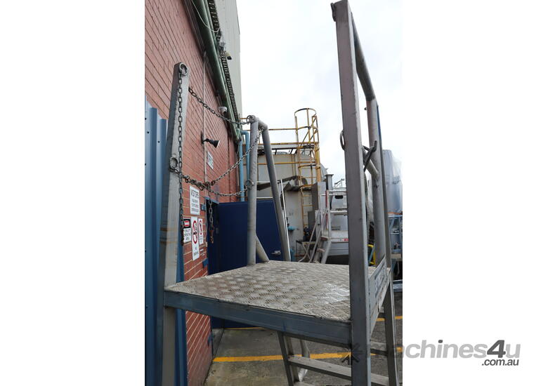 caption Aluminium Access Platform Ladder - Star - 1.5m