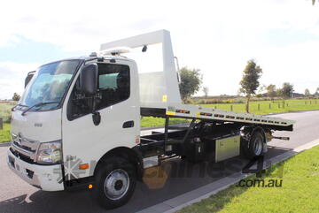 ENHANCED HINO AUTO 921 TILT TRAY WINCH WITH REMOTE CONTROL, REAR WHEEL LIFT, AND VASS