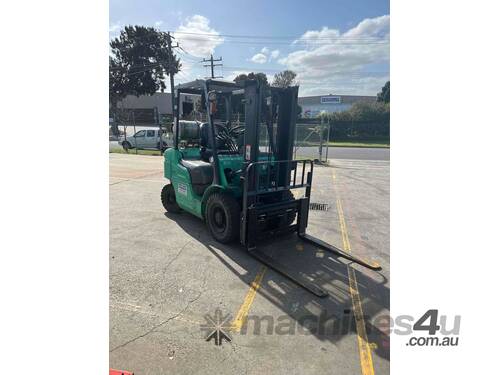 Mitsubishi 2.5 Tonne Forklift 