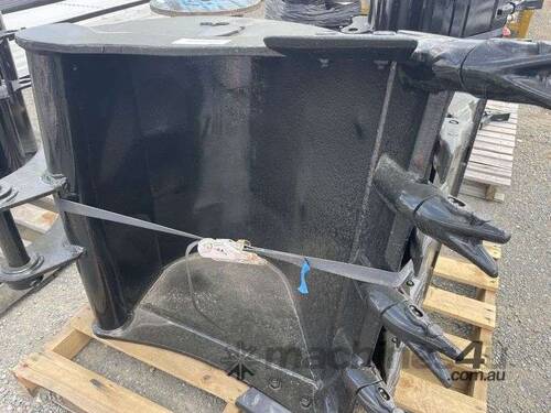 2x Machinery Buckets - 700 & 750mm