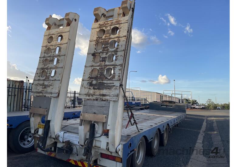 caption 2023 AAA Trailers MTAWLL Tri Axle Drop Deck Widener