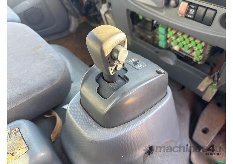 caption 2008 Isuzu FRR500 Tanker
