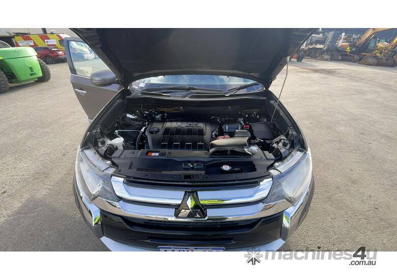 caption 2015 Mitsubishi Outlander Exceed Diesel