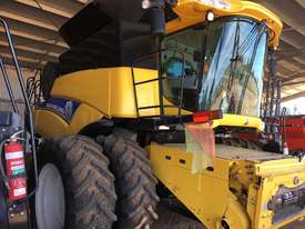 New Holland CR8090 Header(Combine) Harvester/Header - picture2' - Click to enlarge