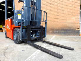 1.8 T Electric Forklift - picture0' - Click to enlarge