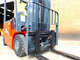 1.8 T Electric Forklift - picture2' - Click to enlarge