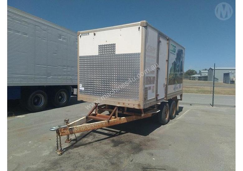 caption Custom PIG Trailer