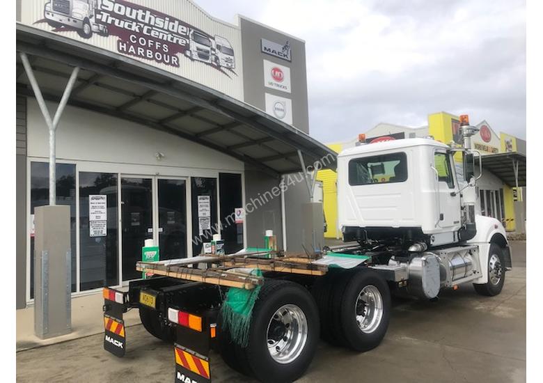 caption Mack Trident 6 x 4 Rigid