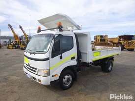 2008 Hino 300C - picture2' - Click to enlarge