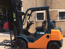 Toyota LPG Forklift - picture0' - Click to enlarge