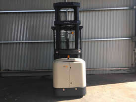 Crown SP3200  Stock Picker Forklift - picture2' - Click to enlarge