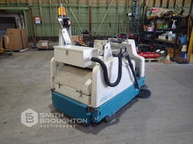 TENNANT 6200 FLOOR SWEEPER - picture0' - Click to enlarge