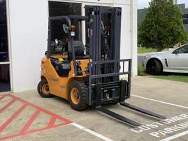 2500Kg, Triple Stage Container Mast Dual Fuel Ride On Fork Lift - EX Stock - picture1' - Click to enlarge