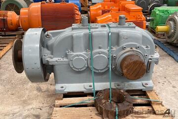 Gearbox Right-Angle FLENDER 90 KW 120 HP 14:1 reduction ratio 60mm input shaft 220mm output shaft