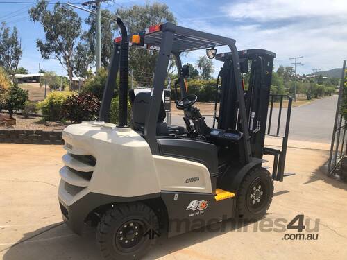 2023 Crown 2.5t Forklift With Fork Positioner NXD25 - 3.3L 43Kw Diesel  4.7m Triplex  2 Year Warrant