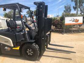 2023 Crown 2.5t Forklift With Fork Positioner NXD25 - 3.3L 43Kw Diesel  4.7m Triplex  2 Year Warrant - picture2' - Click to enlarge