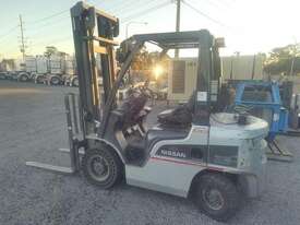 Nissan P1F2A25DU Forklift - picture2' - Click to enlarge