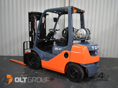 caption Toyota 8FG25 2.5 Tonne LPG Forklift 2017 Model 4.5m Container Mast with Sideshift