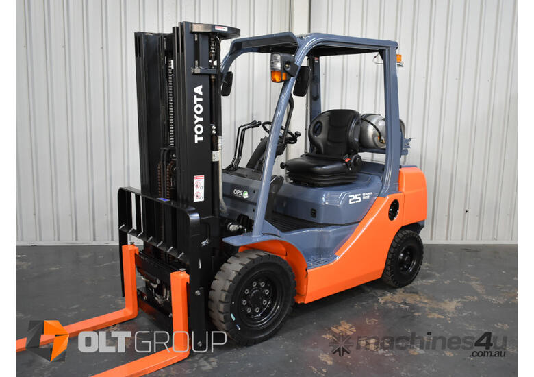 caption Toyota 8FG25 2.5 Tonne LPG Forklift 2017 Model 4.5m Container Mast with Sideshift