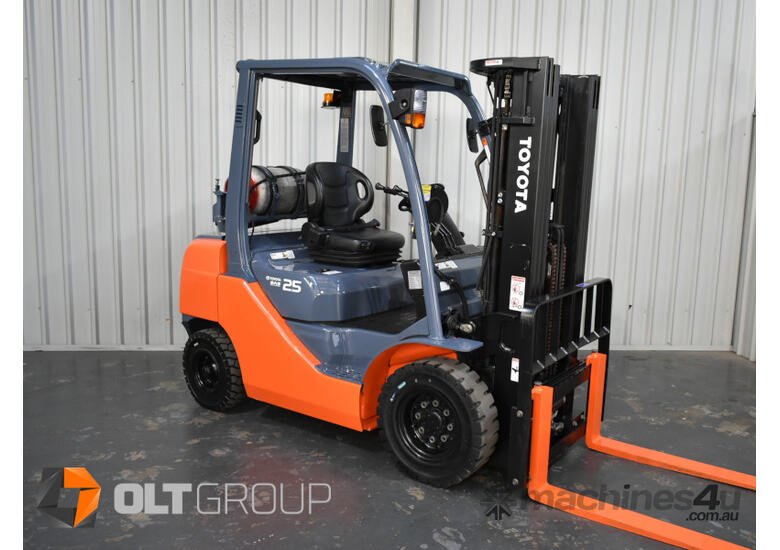 caption Toyota 8FG25 2.5 Tonne LPG Forklift 2017 Model 4.5m Container Mast with Sideshift