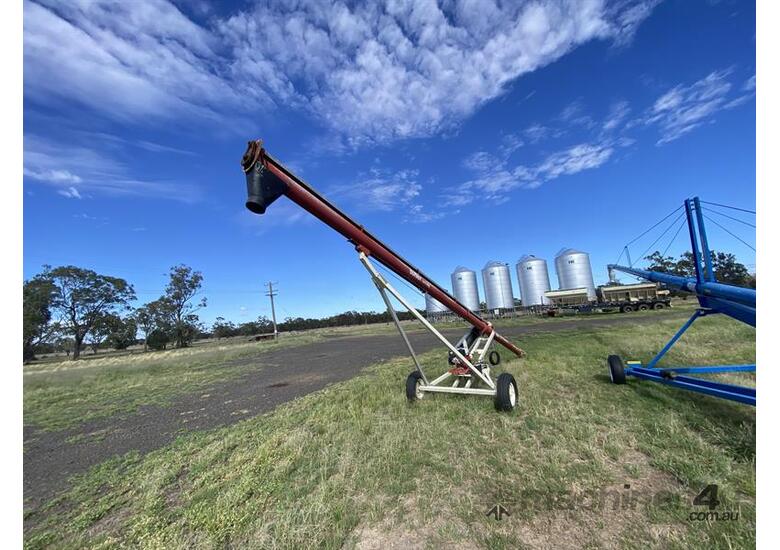 caption BUHLER Farm King 836 Auger