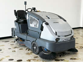 NILFISK CS7000 SWEEPERSCRUBBER - picture0' - Click to enlarge
