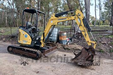 2.5 tonne Yanmar excavator with buckets and hammer
