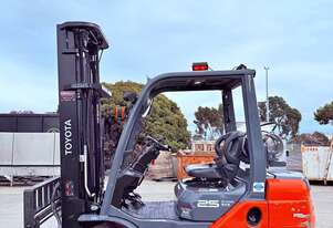 Toyota 8 series 2.5T LPG forklift 6m lift, side shift, fork position Toyota 8 series 2.5T LPG forklift 6m lift, side shift, fork position