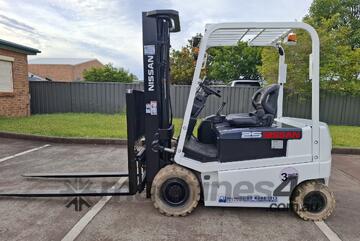 Wollongong Forklift: Nissan 2.5T Elec, 4-Wheel, 3-Stage Container Mast, 5.15m lift!