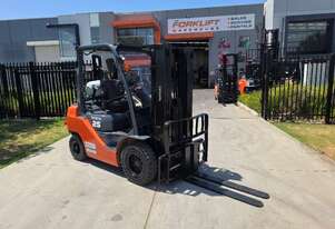 Toyota Forklift 2.5T Container Mast with Tyne Postioners(Unit#: U1000)
