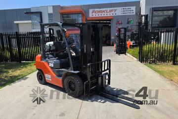 Toyota Forklift 2.5T Container Mast with Tyne Postioners(Unit#: U1000)