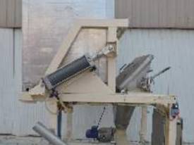 ToteBin Tipper with Cross-Feed Auger - picture2' - Click to enlarge
