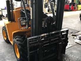 Uromac DTH25 forklift 4WD - picture0' - Click to enlarge